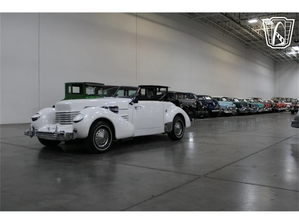 1967 Cord 810 & 812 - Image 4 of 31