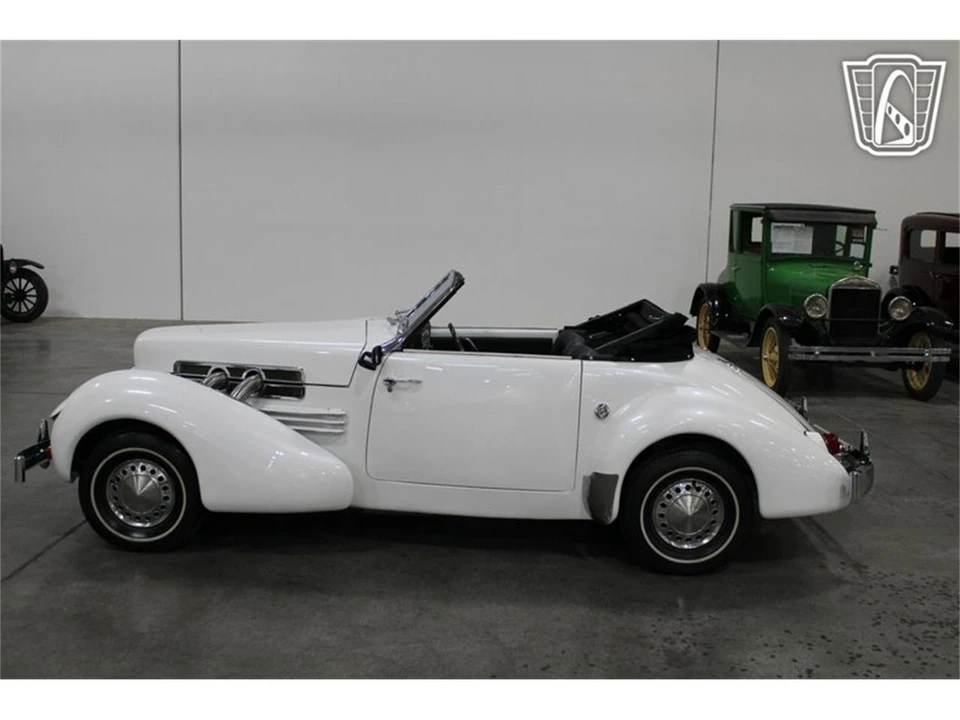 1967 Cord 810 & 812 - Image 15 of 31
