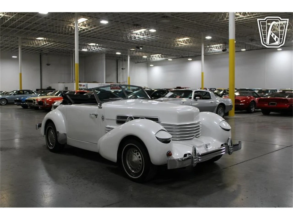 1967 Cord 810 & 812 - Image 20 of 31