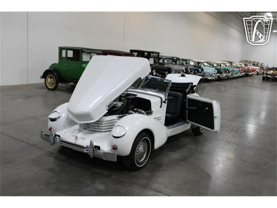 1967 Cord 810 & 812 - Image 30 of 31