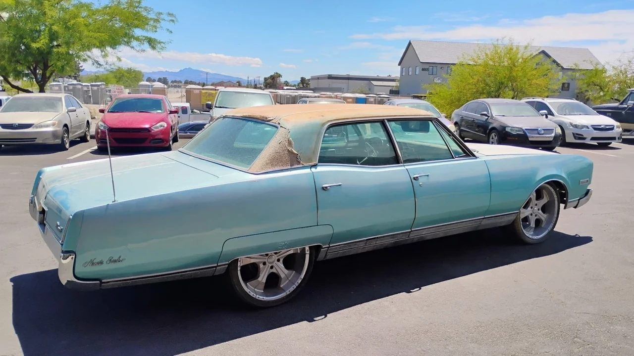 1967 Oldsmobile 98 - Image 11 of 17