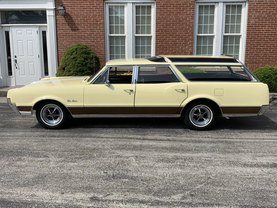 1967 Oldsmobile Vista Cruiser - Image 2 of 10