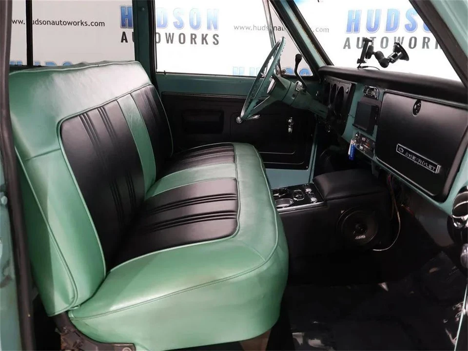 1968 Chevrolet Suburban 6th Gen - Image 25 of 31