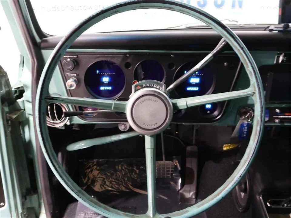 1968 Chevrolet Suburban 6th Gen - Image 14 of 31