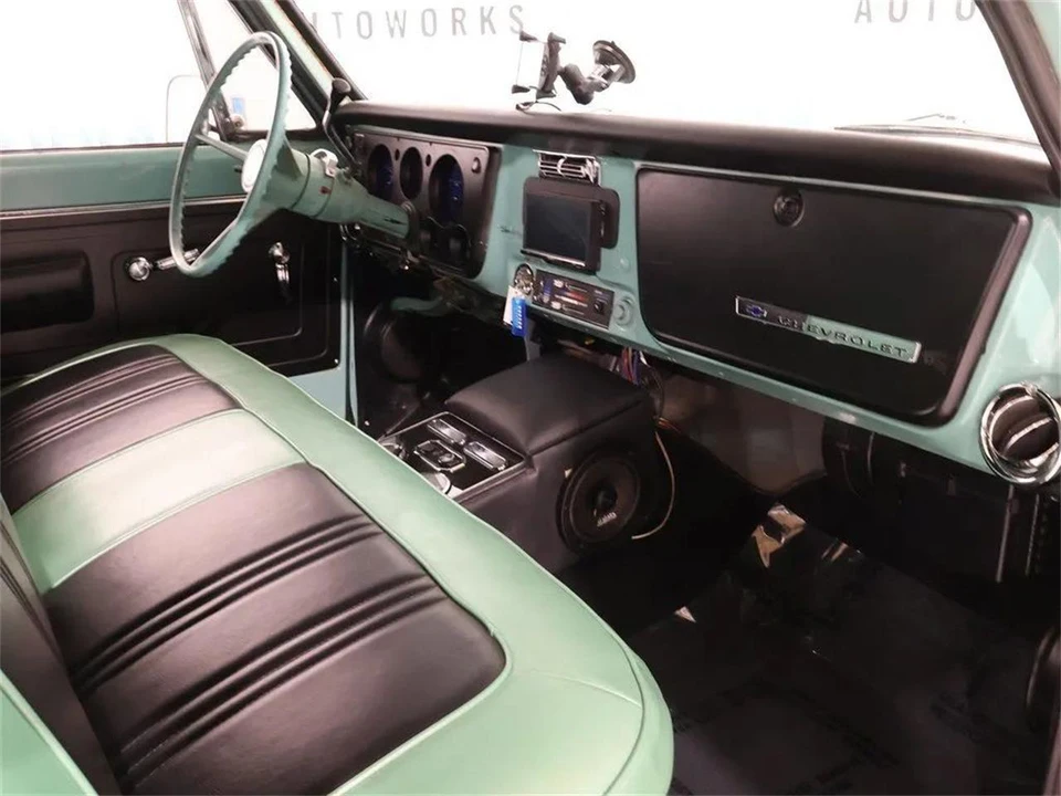1968 Chevrolet Suburban 6th Gen - Image 26 of 31