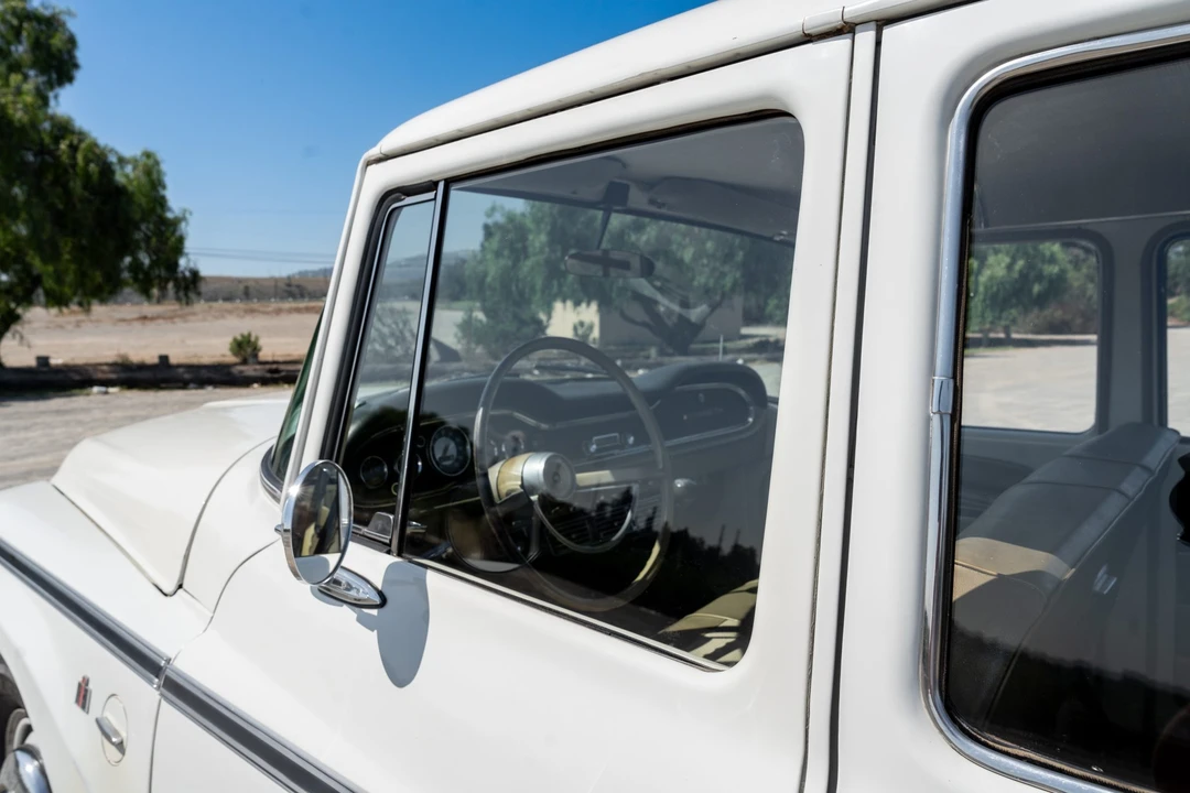 1968 International Harvester Travelall - Image 15 of 31