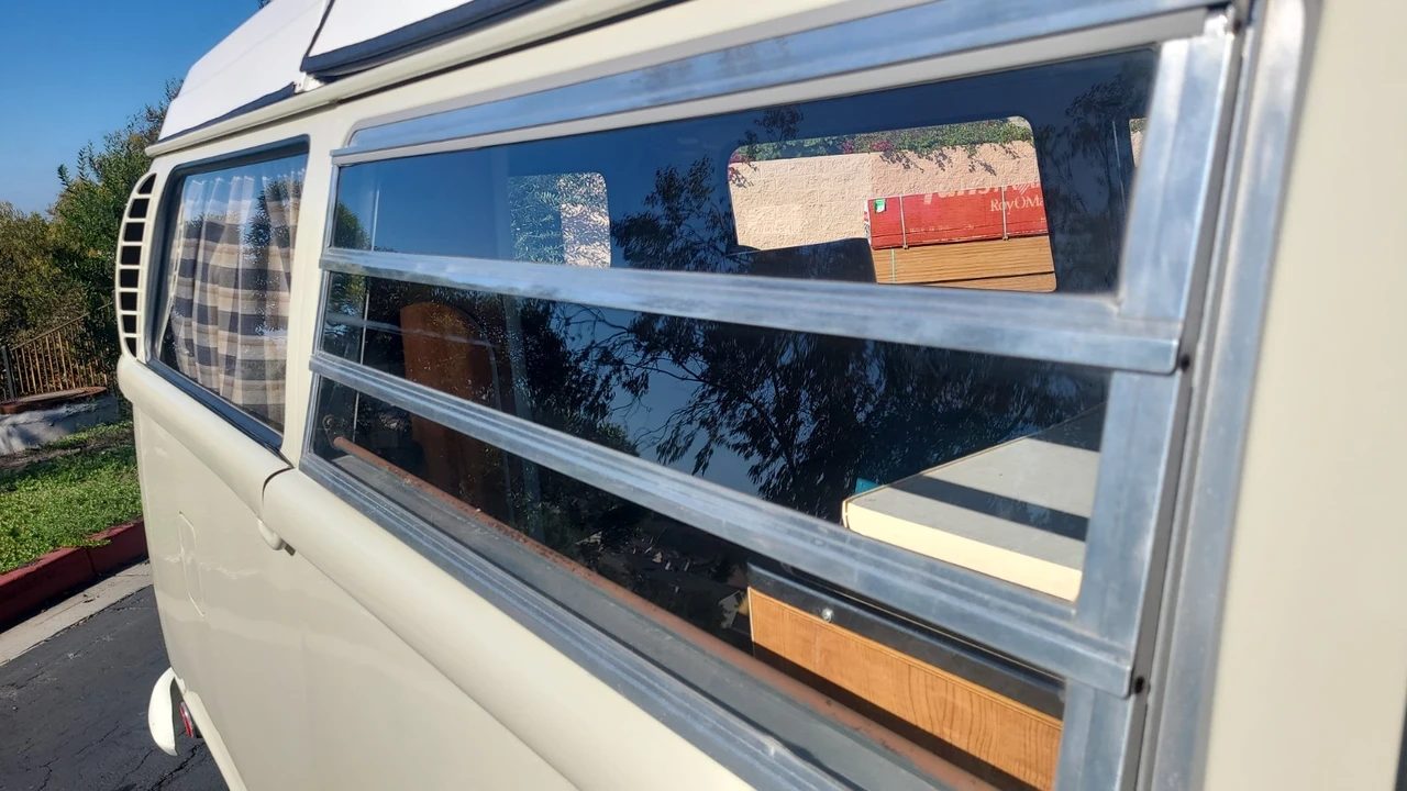 1968 Volkswagen Bay-Window Bus - Image 19 of 21