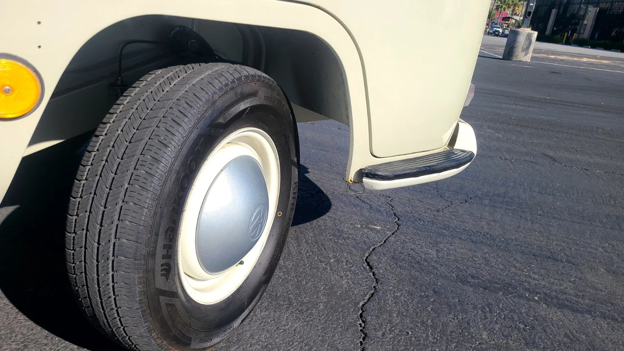1968 Volkswagen Bay-Window Bus - Image 21 of 21