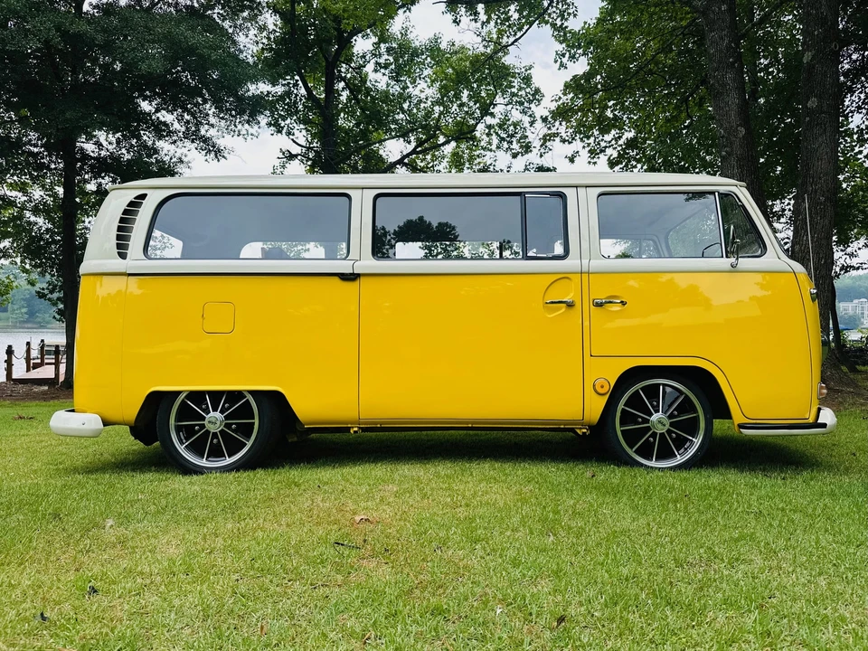 1968 Volkswagen Bay-Window Bus - Image 20 of 31