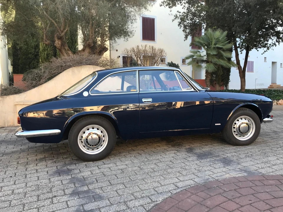 1969 Alfa Romeo 1750 GT Veloce - Image 22 of 31