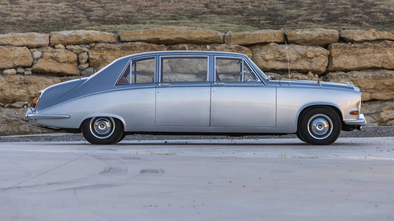 1969 Daimler - Image 2 of 18