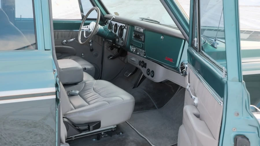 1969 GMC Suburban 6th Gen - Image 5 of 20
