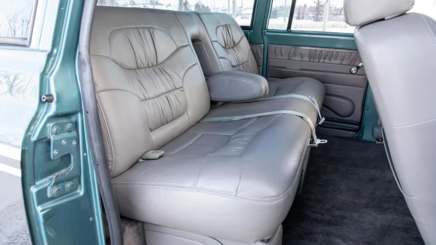 1969 GMC Suburban 6th Gen - Image 19 of 20
