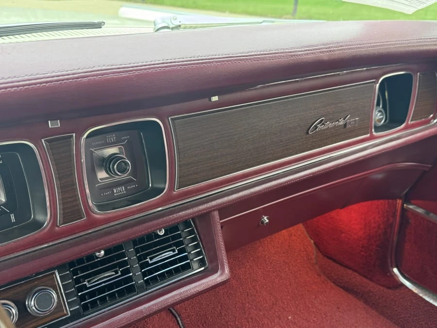 1968 Lincoln Continental Mark III - Image 23 of 31