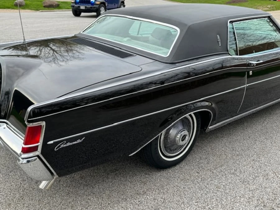 1969 Lincoln Continental Mark III - Image 11 of 30