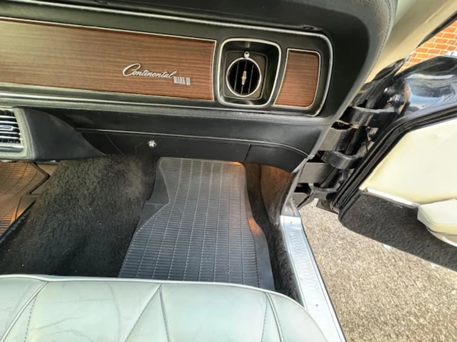 1969 Lincoln Continental Mark III - Image 17 of 30