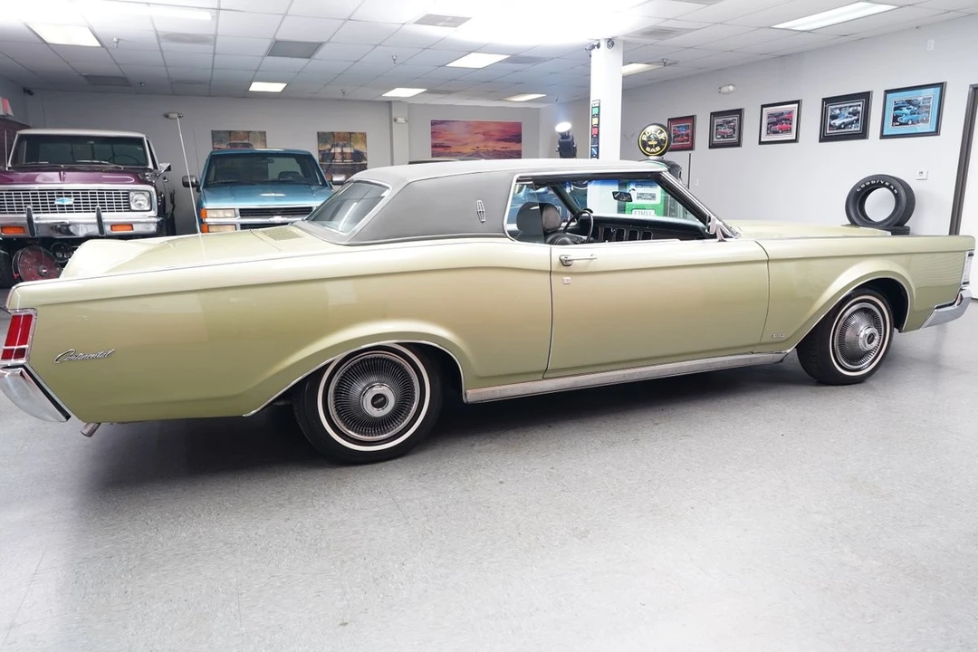 1969 Lincoln Continental Mark III - Image 7 of 31