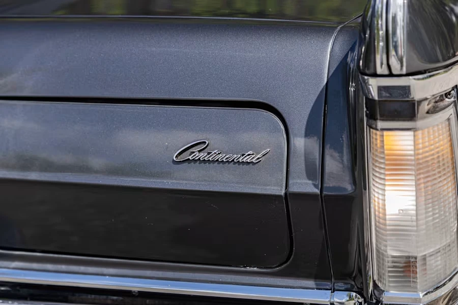1969 Lincoln Continental Mark III - Image 12 of 31