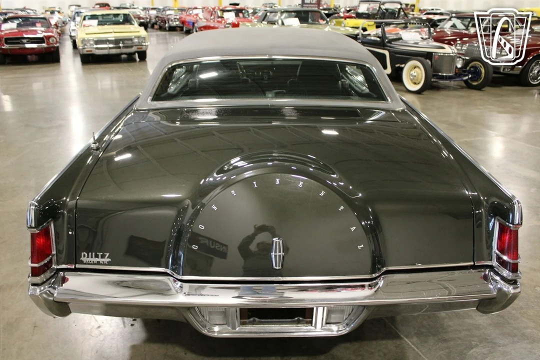 1969 Lincoln Continental Mark III - Image 9 of 12