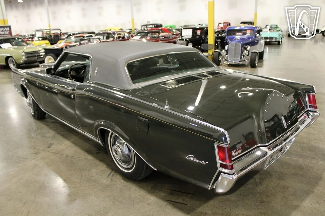 1969 Lincoln Continental Mark III - Image 10 of 12