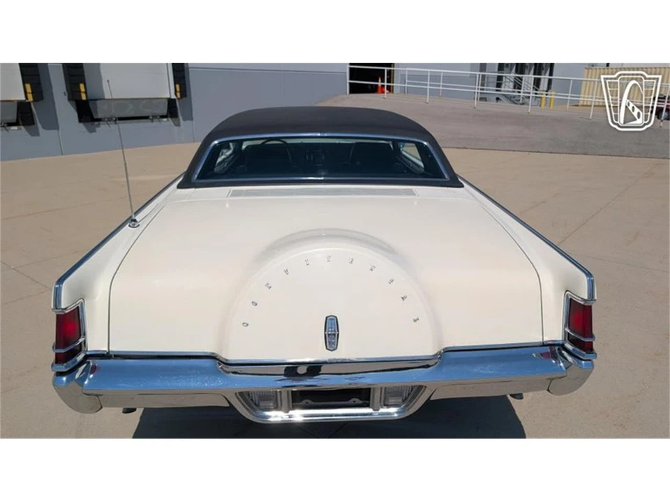 1969 Lincoln Continental Mark III - Image 11 of 31
