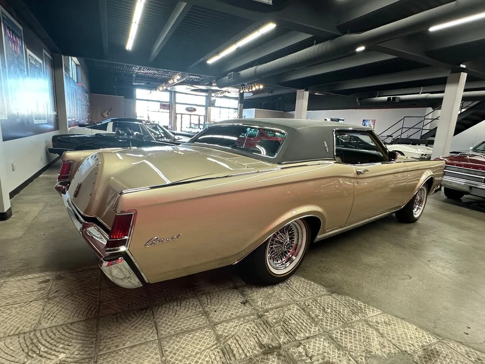 1969 Lincoln Continental Mark III - Image 13 of 31