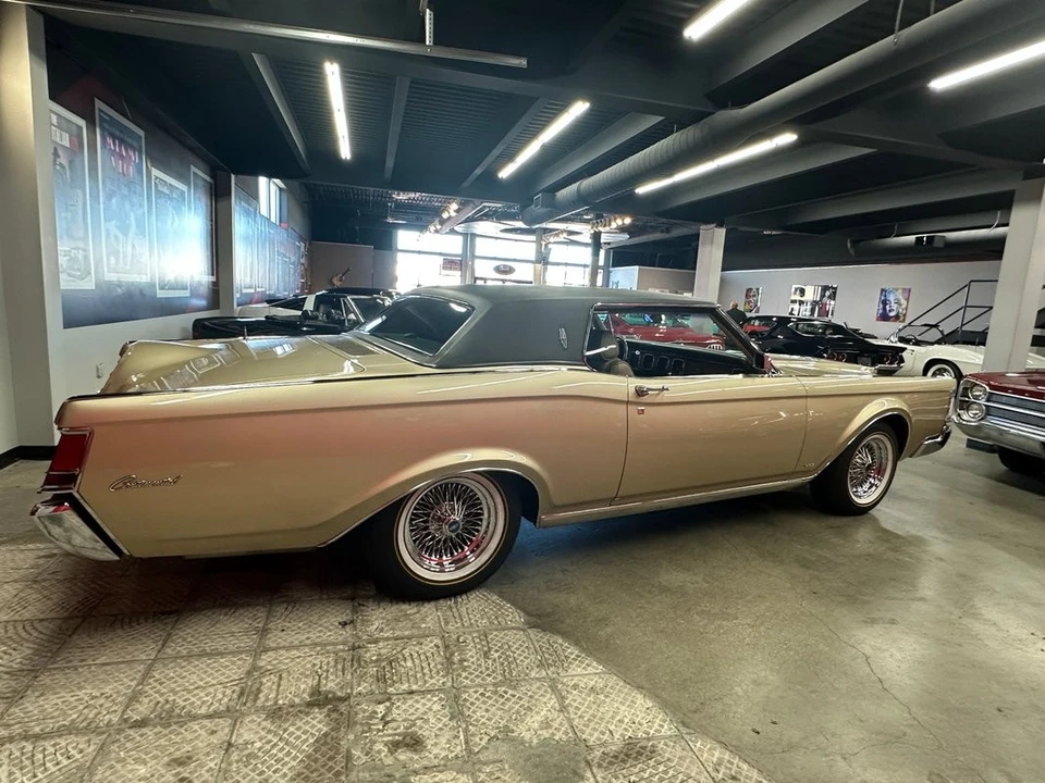 1969 Lincoln Continental Mark III - Image 11 of 31