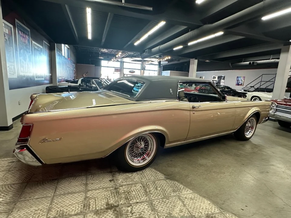 1969 Lincoln Continental Mark III - Image 12 of 31