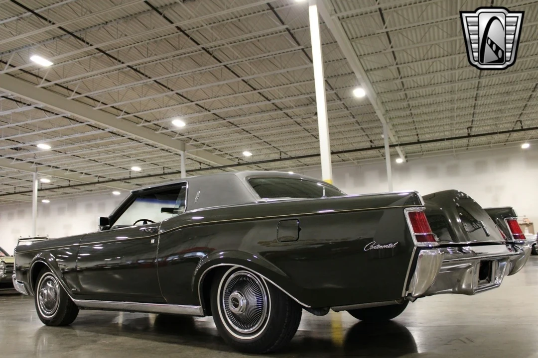 1969 Lincoln Continental Mark III - Image 10 of 12