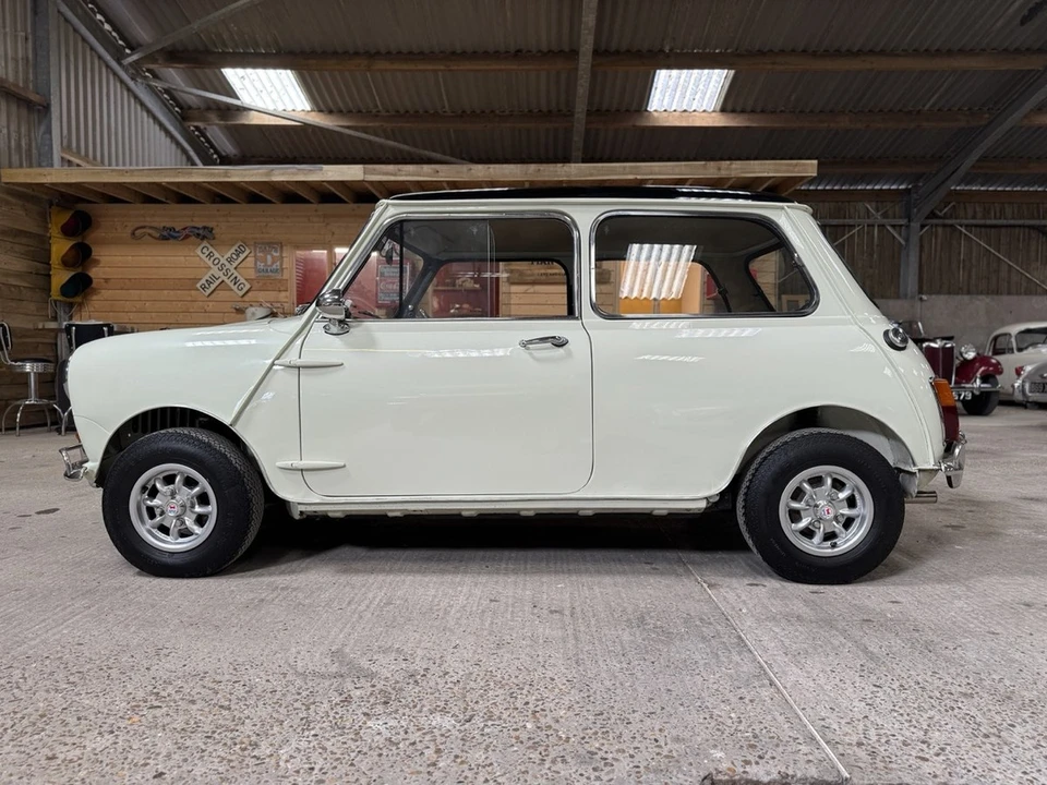 1969 Morris - Image 12 of 30