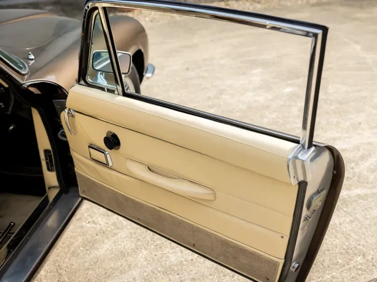 1970 Aston Martin DB6 Vantage - Image 24 of 31