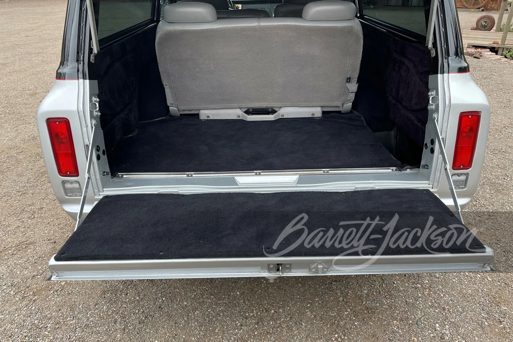 1970 Chevrolet Suburban 6th Gen - Image 8 of 13