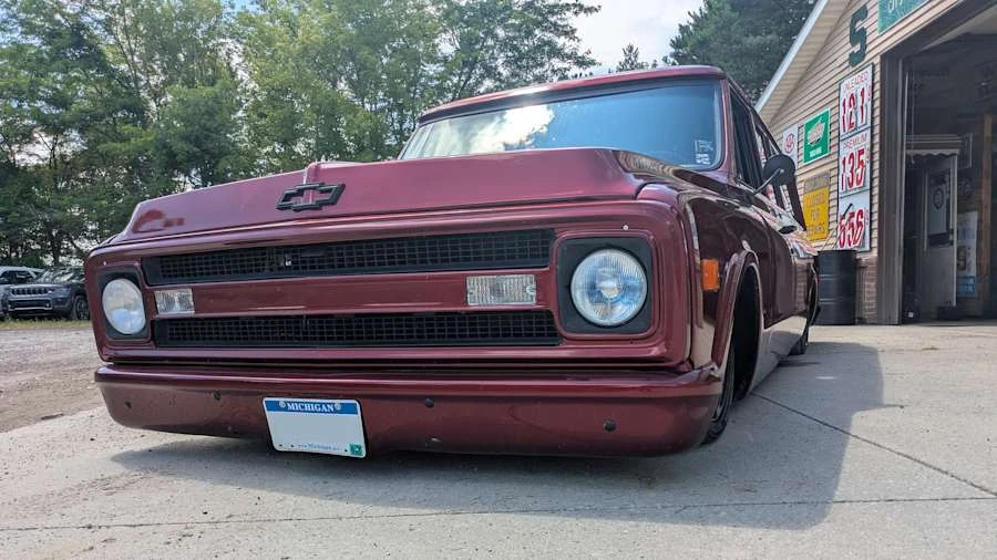 1970 Chevrolet Suburban 6th Gen - Image 4 of 16