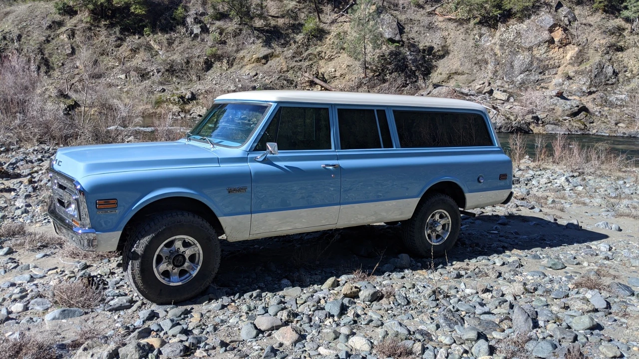 1970 GMC Suburban 6th Gen - Image 14 of 31
