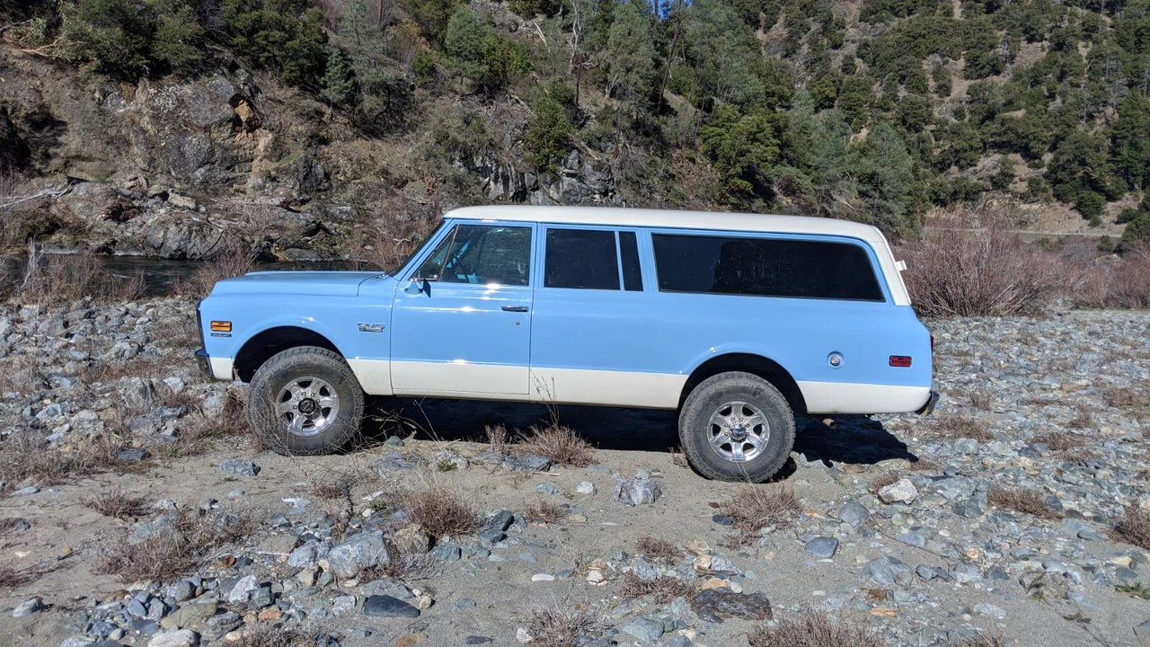 1970 GMC Suburban 6th Gen - Image 17 of 31