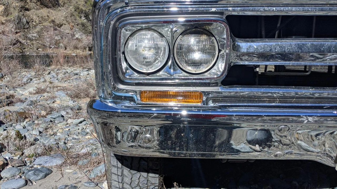 1970 GMC Suburban 6th Gen - Image 25 of 31