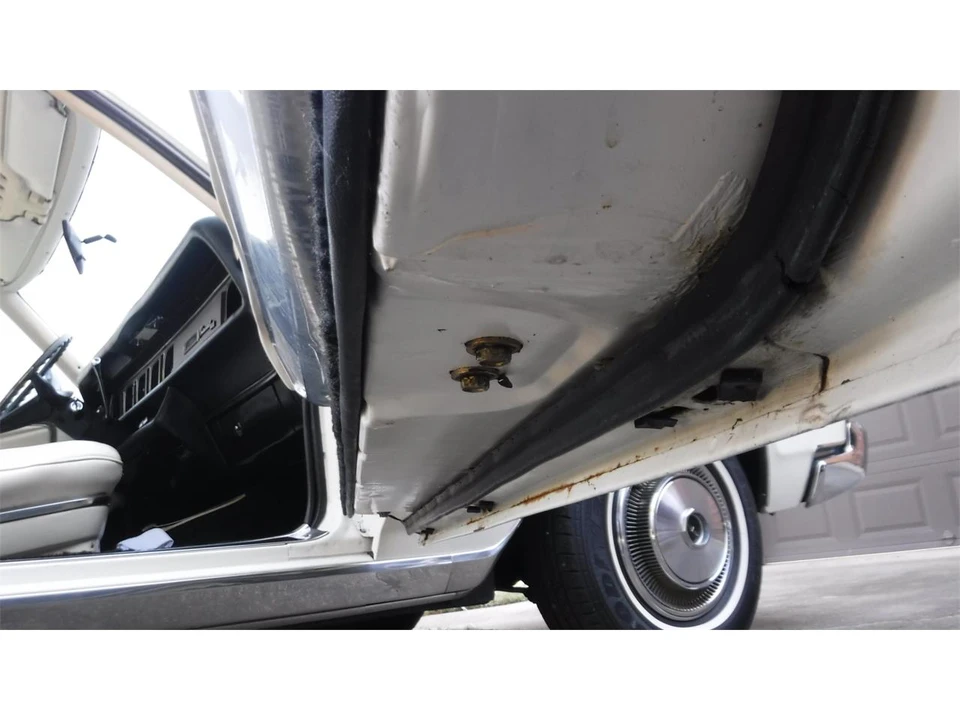 1970 Lincoln Continental Mark III - Image 11 of 31