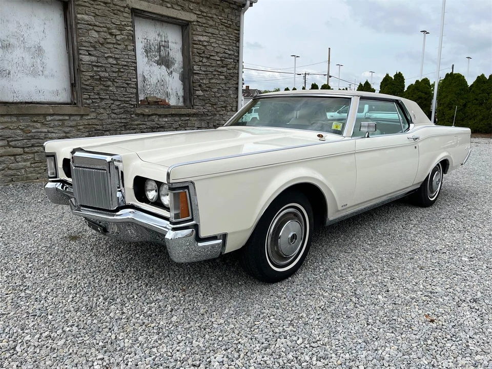 1970 Lincoln Continental Mark III - Image 10 of 31