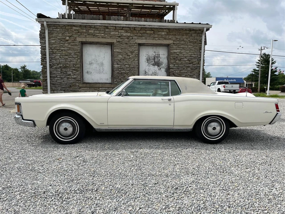 1970 Lincoln Continental Mark III - Image 2 of 31