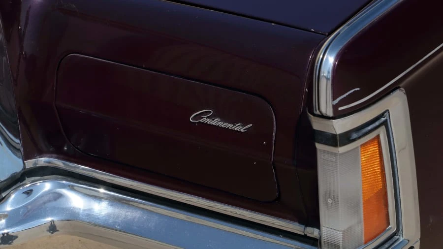 1970 Lincoln Continental Mark III - Image 9 of 12