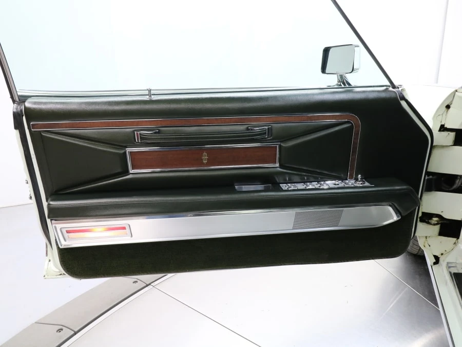 1970 Lincoln Continental Mark III - Image 25 of 31