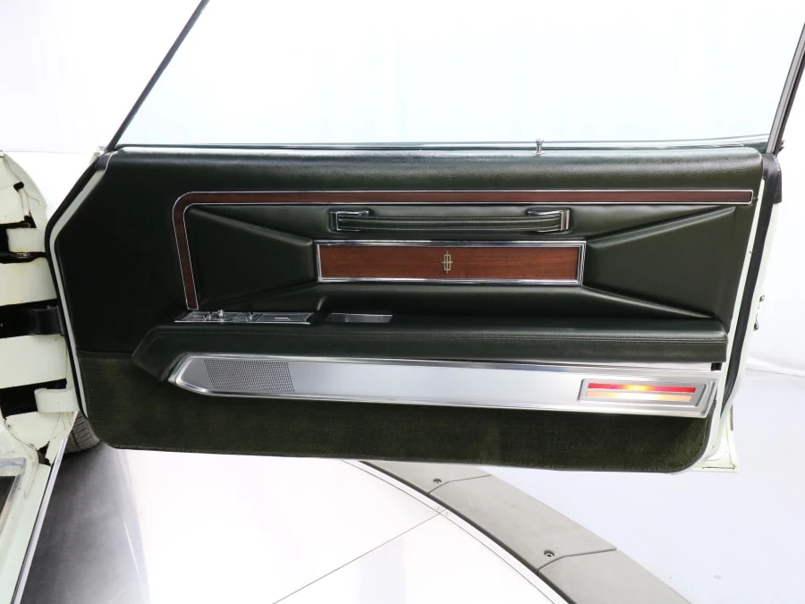 1970 Lincoln Continental Mark III - Image 26 of 31