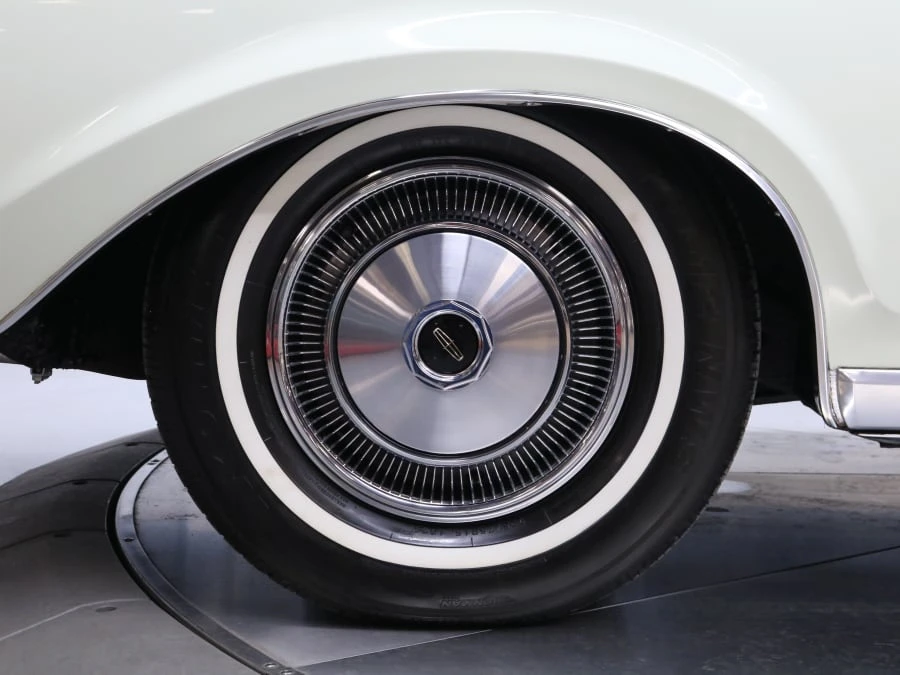 1970 Lincoln Continental Mark III - Image 12 of 31