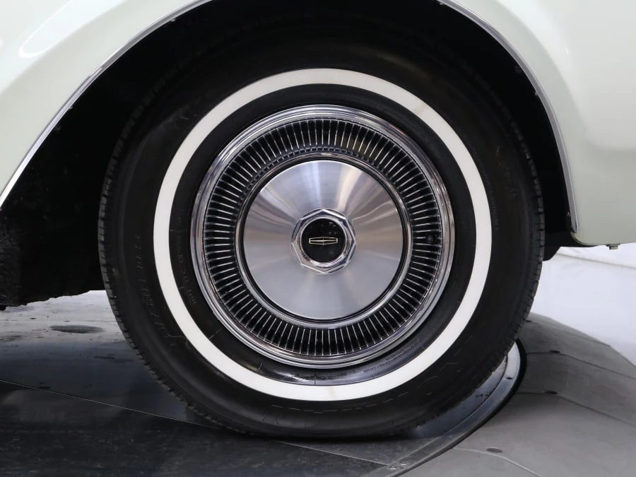 1970 Lincoln Continental Mark III - Image 10 of 31