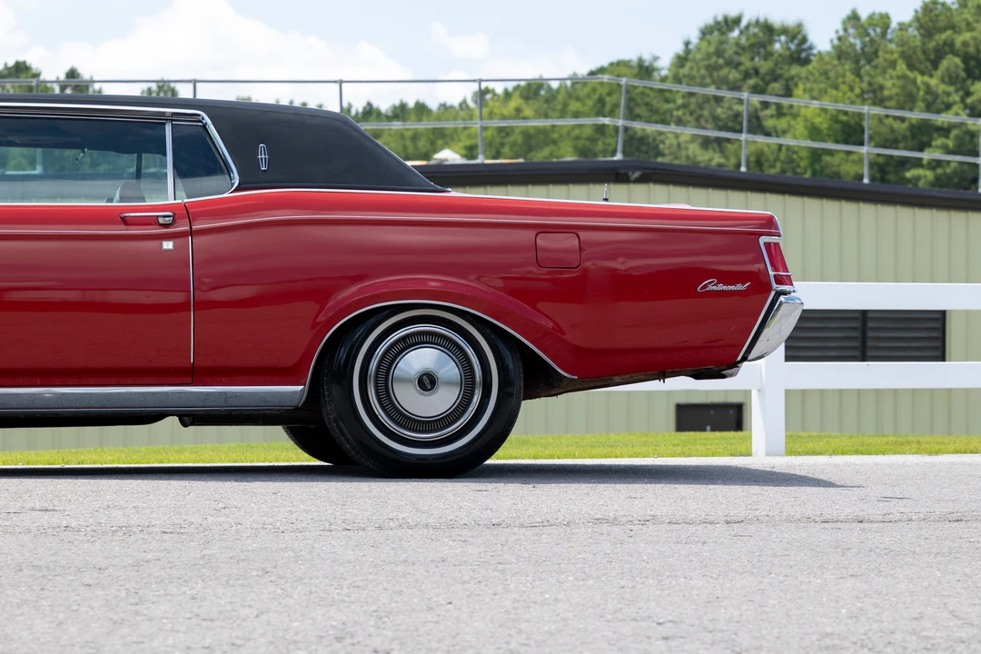 1970 Lincoln Continental Mark III - Image 16 of 31