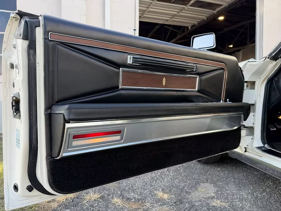 1970 Lincoln Continental Mark III - Image 11 of 31