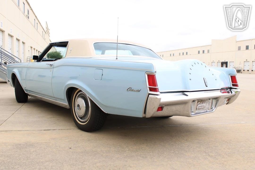 1970 Lincoln Continental Mark III - Image 8 of 12