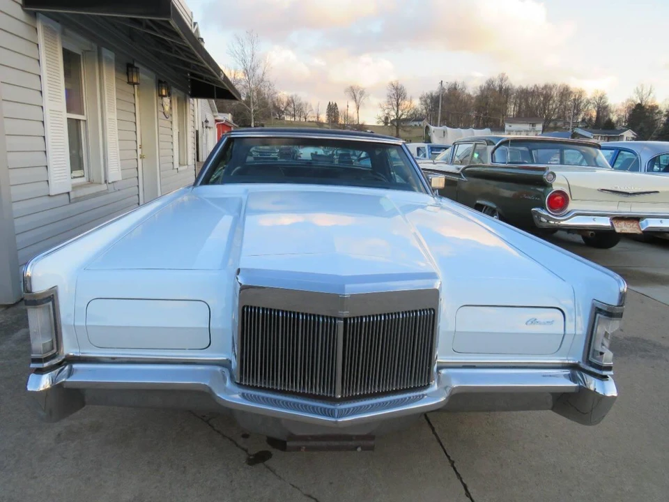1970 Lincoln Continental Mark III - Image 2 of 31