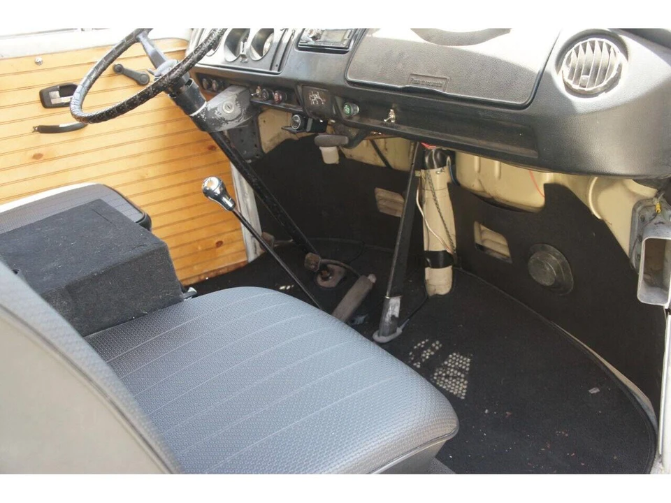1970 Volkswagen Bay-Window Bus - Image 9 of 24