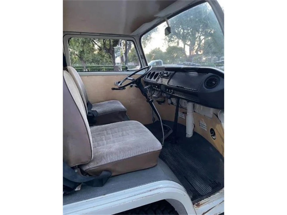 1970 Volkswagen Bay-Window Bus - Image 9 of 13